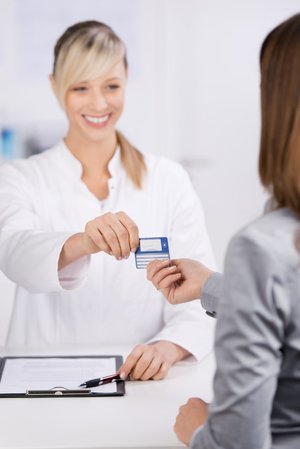 Ärtzin übergibt Karte