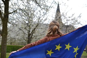Frau mit Europaflagge