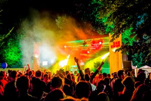 Menschenmenge mit Bühne (c) prowi GT 