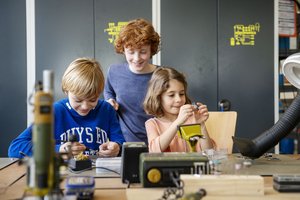 Kinder am Experimentieren (c) zdi NRW
