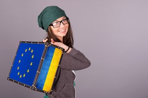 Frau mit Buch (c) bahados / shutterstock.com