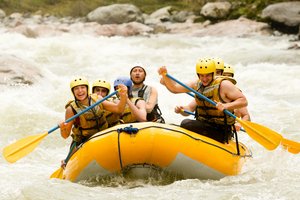 Menschen beim Rafting