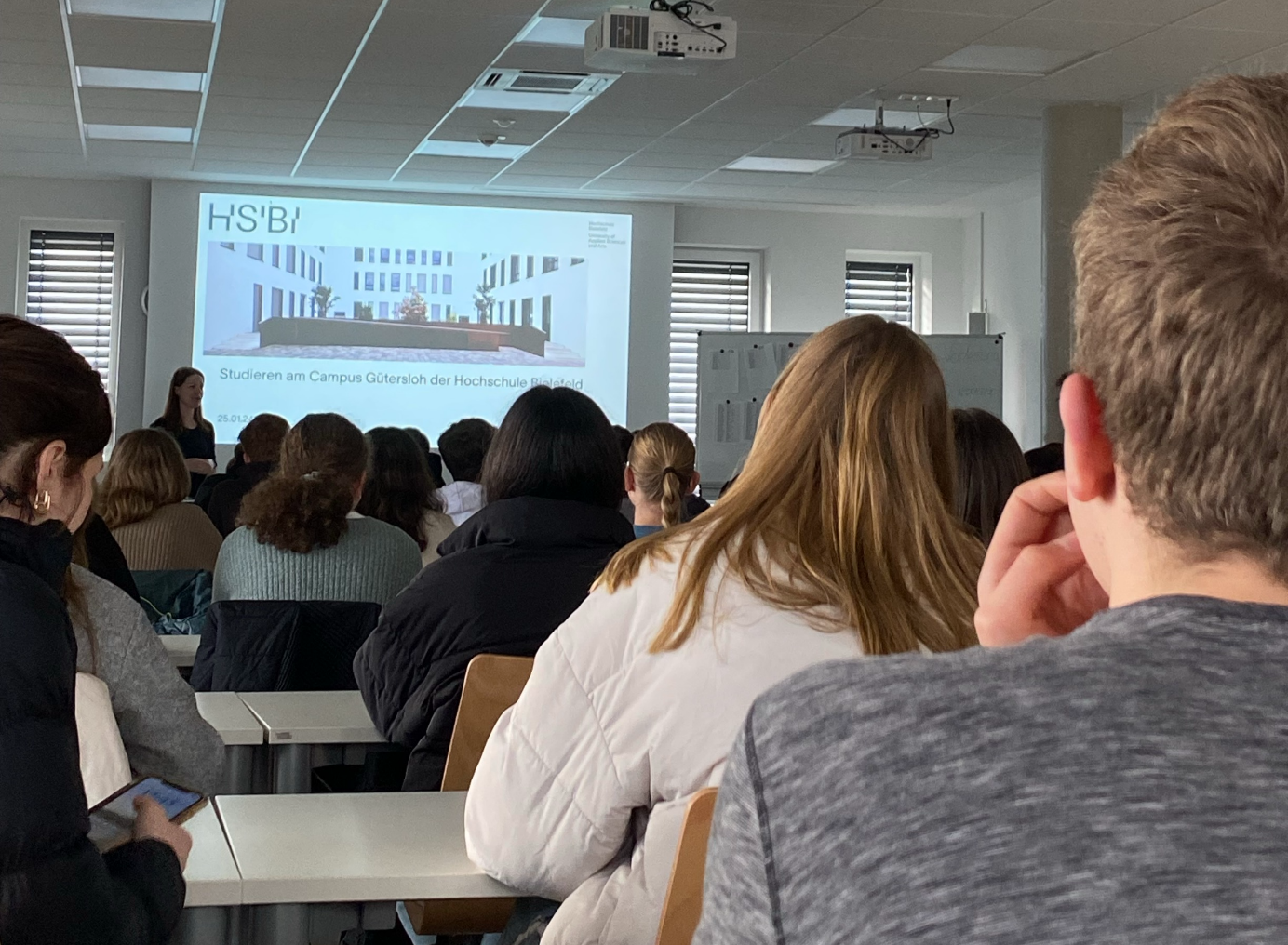 Schüler:innen besuchen Campus Gütersloh der HSBI
