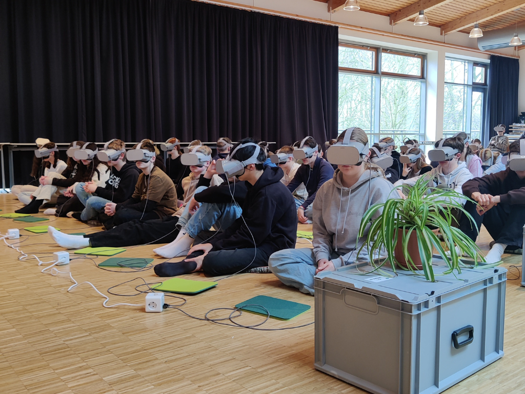 Immersive Inhalte zum Klimawandel fest im Blick: Schülerinnen und Schüler des Gymnasium Harsewinkel begeben sich auf 3D-Reise. 