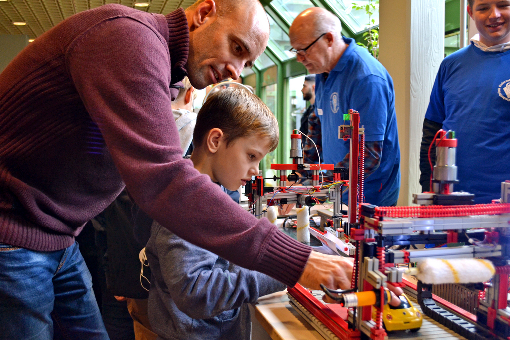 MINT Experiment mit einem Kind (c) prowi GT