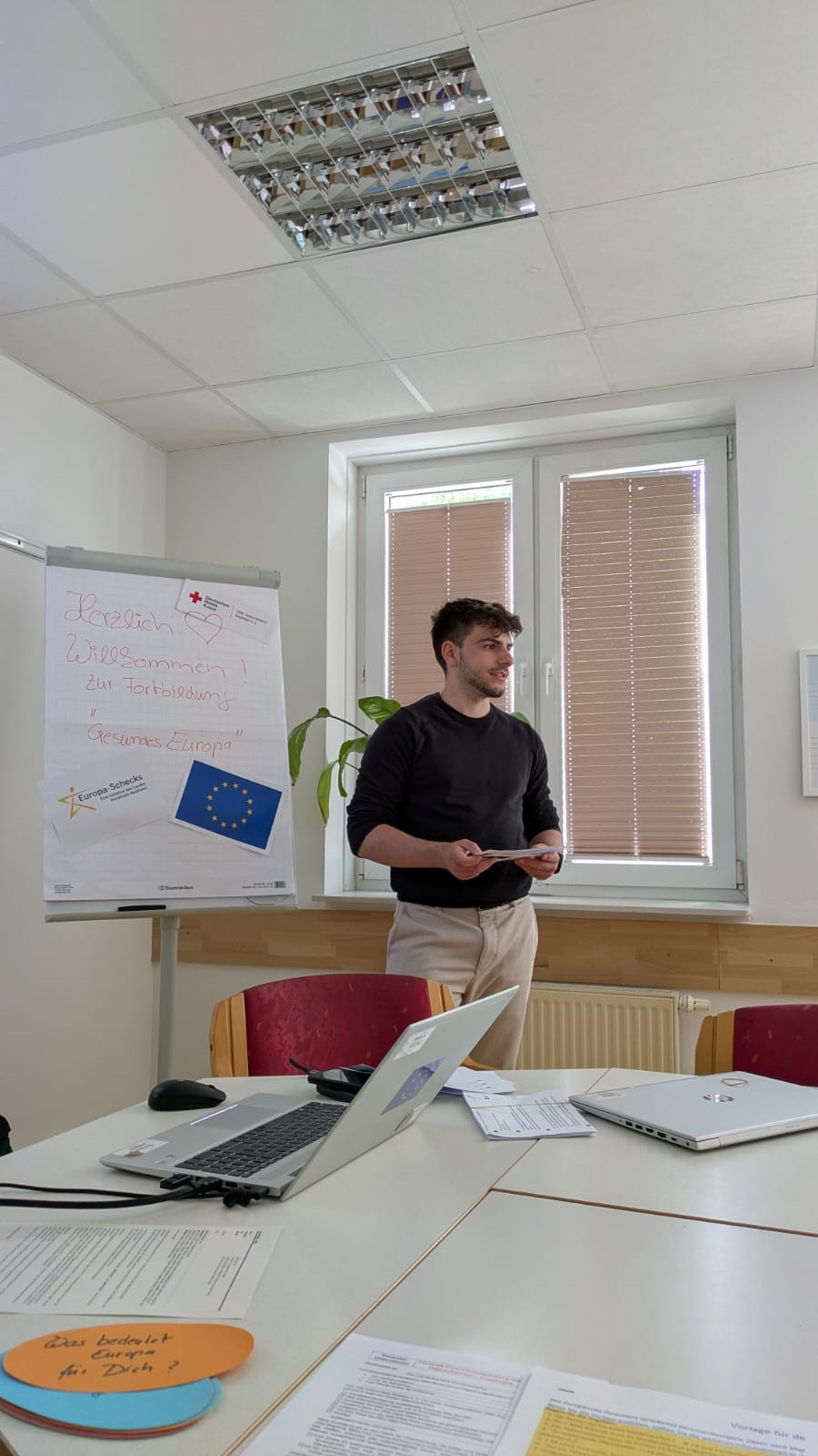 Jon Pecani im Gespräch mit Schüler:innen.