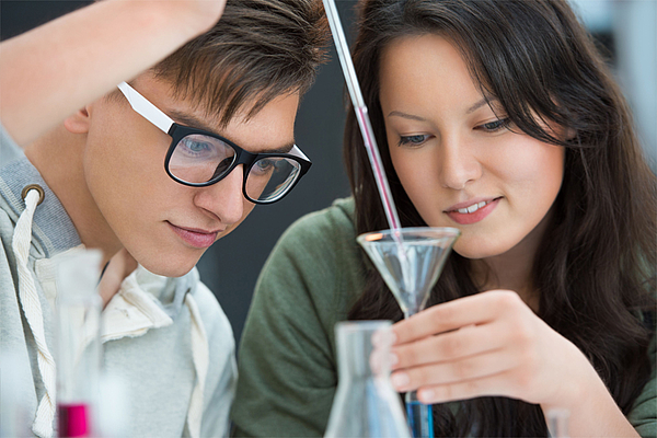 2 Menschen beim Experiment